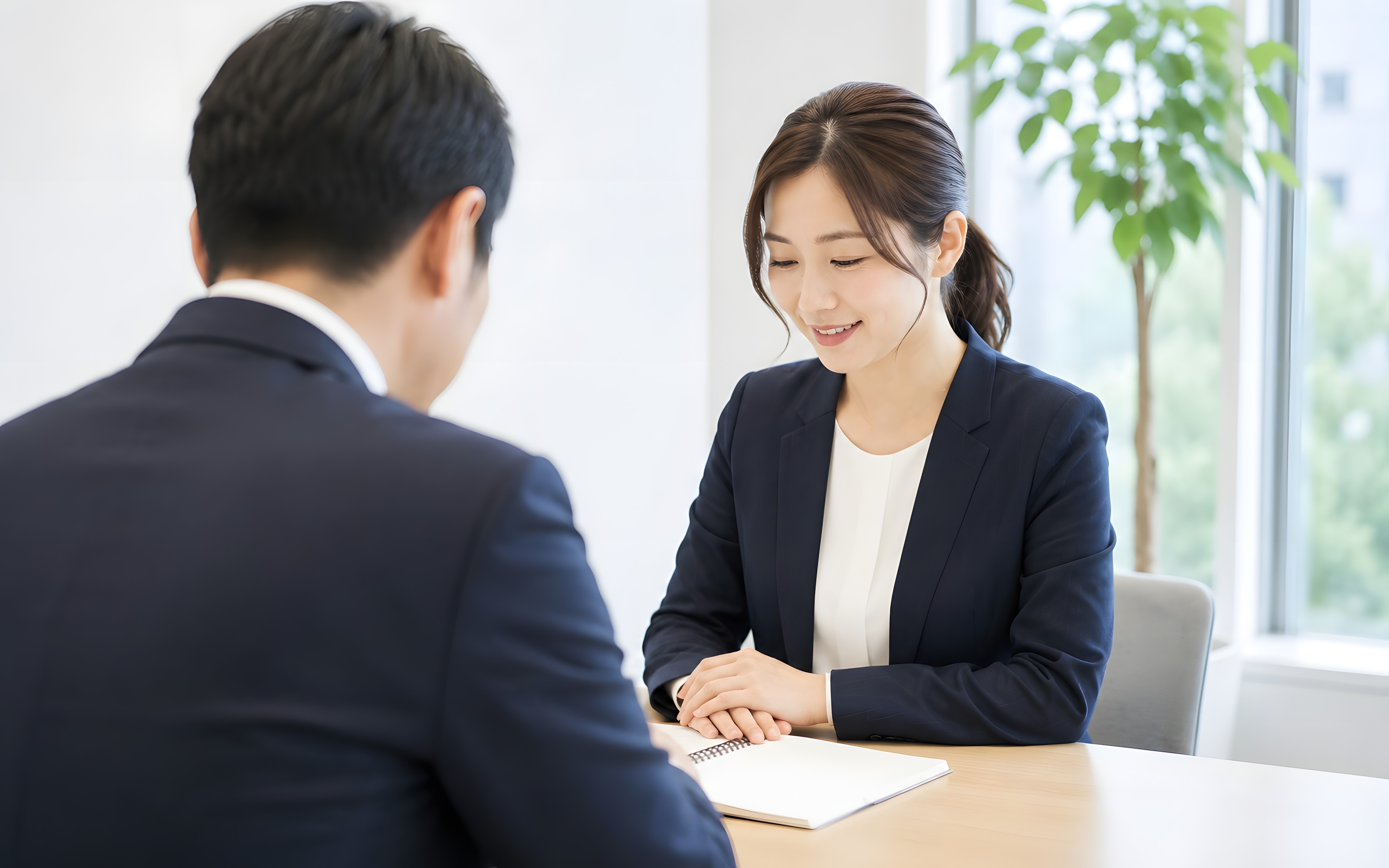 書類⁠を確認している様子